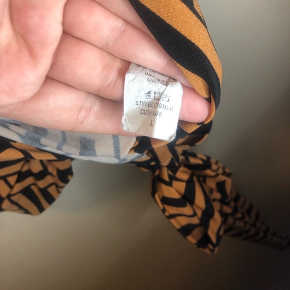 (SOLD ON A DIFFERENT SITE) Tie-up crop top - Picture 3 of 3